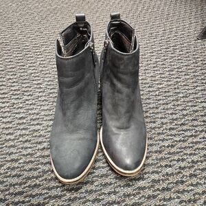 Blondo Norma Waterproof Booties Black Nubuck Leather Round Toe Notched Ankle